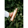 Butelka z młotkowanej miedzi na wodę Hammered Curve 900 ml - Forrest and Love