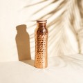 Butelka z młotkowanej miedzi na wodę Hammered Curve 900 ml - Forrest and Love