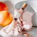 Sól do kąpieli w fiolce Różowy grejpfrut z wanilią 78 g - Miodowa Mydlarnia
