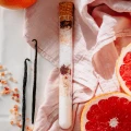 Sól do kąpieli w fiolce Różowy grejpfrut z wanilią 78 g - Miodowa Mydlarnia