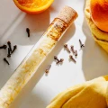 Sól do kąpieli w fiolce Pomarańcza z goździkiem 75 g - Miodowa Mydlarnia