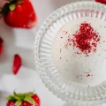 Musująca kula do kąpieli Truskawka 80 g - Miodowa Mydlarnia